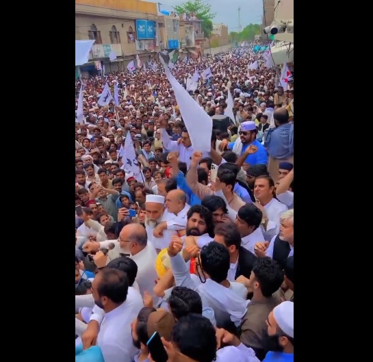 Large protest in Bannu against the worsening law and order situation. The protesters called on the govt to restore peace. Here's the thing: You can't call on the govt to restore peace while also opposing a military CT operation