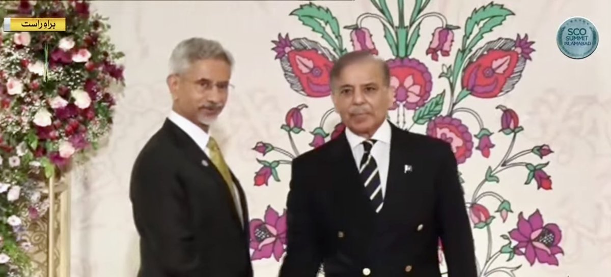 رئيس الوزراء الباكستاني @CMShehbaz يرحب بوزير الخارجية الهندي @DrSJaishankar في العشاء غير الرسمي - مصافحة وتبادل المجاملات - أول مصافحة رسمية بين زعماء الهند وباكستان منذ عام 2017