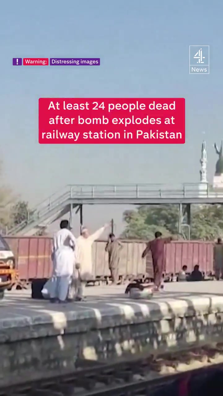 Au moins 24 personnes sont mortes et des dizaines d'autres ont été blessées après l'explosion d'une bombe à la gare de Quetta, au Baloutchistan, au Pakistan. nnLe groupe militant de l'Armée de libération du Baloutchistan a revendiqué la responsabilité de l'attentat.