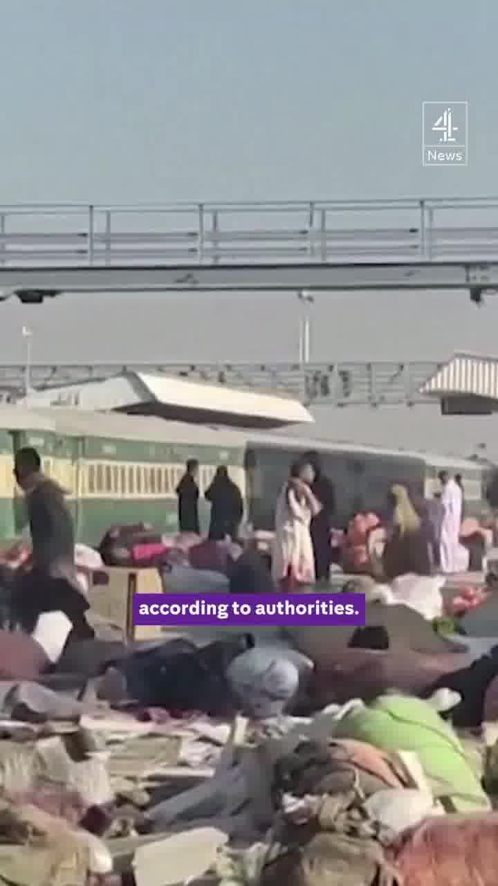 Au moins 24 personnes sont mortes et des dizaines d'autres ont été blessées après l'explosion d'une bombe à la gare de Quetta, au Baloutchistan, au Pakistan. nnLe groupe militant de l'Armée de libération du Baloutchistan a revendiqué la responsabilité de l'attentat.