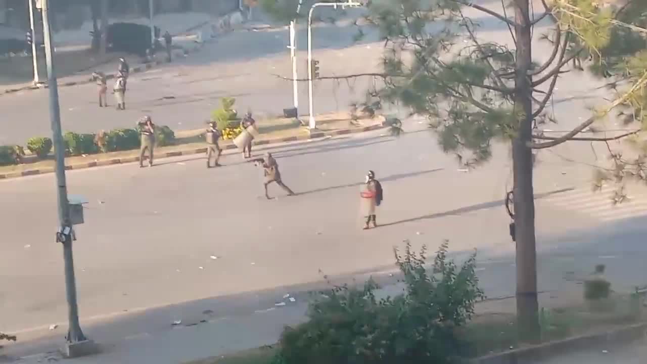 As forças paramilitares do Paquistão agora estão disparando balas reais diretamente contra os manifestantes. Há relatos de supostos atiradores capturados pelos manifestantes e tiros vindos do ar, disparados de helicópteros, também mataram pessoas.