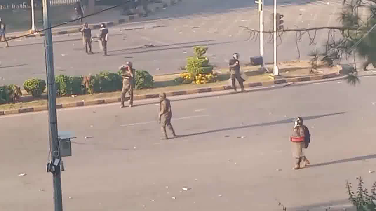 As forças paramilitares do Paquistão agora estão disparando balas reais diretamente contra os manifestantes. Há relatos de supostos atiradores capturados pelos manifestantes e tiros vindos do ar, disparados de helicópteros, também mataram pessoas.