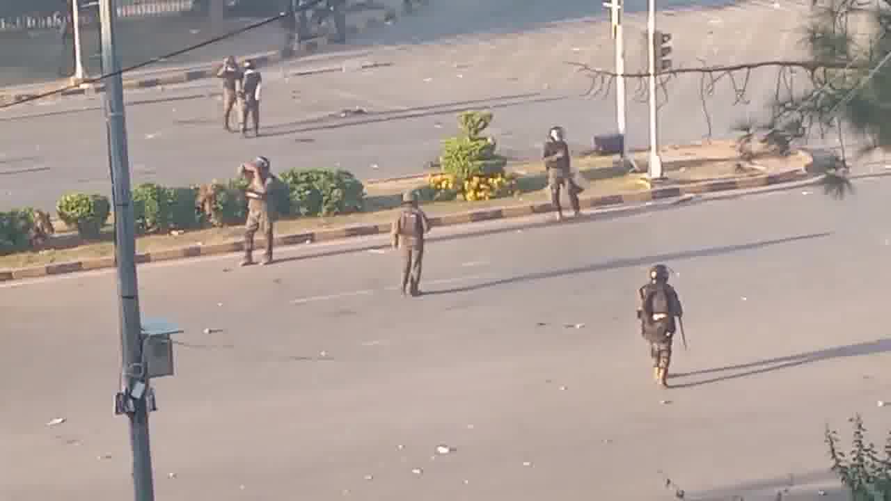 As forças paramilitares do Paquistão agora estão disparando balas reais diretamente contra os manifestantes. Há relatos de supostos atiradores capturados pelos manifestantes e tiros vindos do ar, disparados de helicópteros, também mataram pessoas.