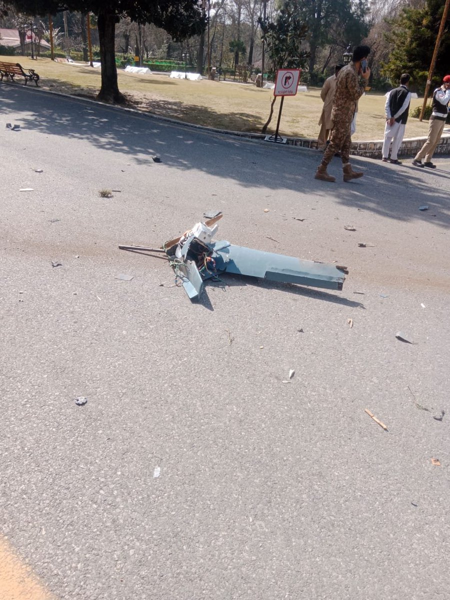 In sozialen Medien kursieren Videos und Fotos, die zeigen, wie Taliban-Kamikaze-Drohnen in mehreren pakistanischen Städten explodieren. Pakistanische Quellen behaupten, die Taliban hätten Luftangriffe auf mehrere pakistanische Städte, darunter die Hauptstadt Islamabad, durchgeführt.