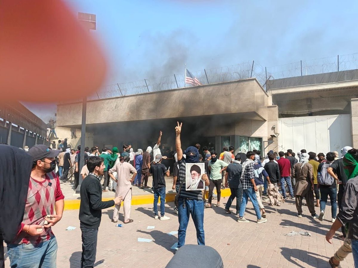 Los residentes locales que protestan contra los ataques a Irán irrumpieron en la entrada del Consulado de Estados Unidos en Karachi, Pakistán, y prendieron fuego a la caseta de vigilancia.