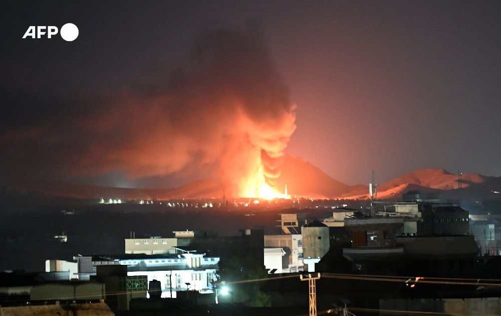 Ataque aéreo noturno atingiu a cidade de Kandahar, no Afeganistão, onde se localiza o líder supremo do governo talibã, segundo um morador, que falou com a AFP na manhã de quinta-feira. O ministro da informação do Paquistão afirmou que suas forças atingiram 10 alvos no Afeganistão, sem especificar a localização.
